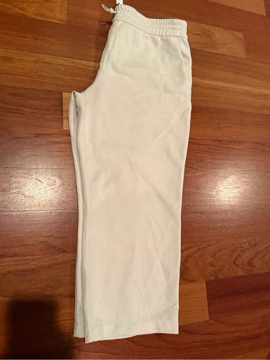 lululemon athletica Pants - lululemon athletica womens Cream Drawstring Capri Sweatpants